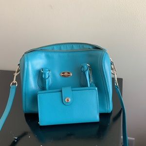 I’m selling this beautiful coach bag and wallet